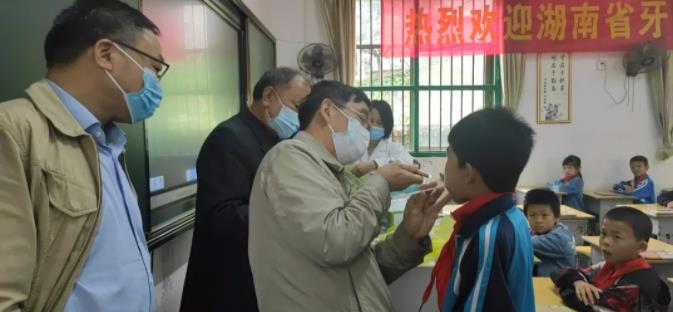 協(xié)會(huì)秘書處對兒童口腔疾病綜合干預(yù)項(xiàng)目進(jìn)行回訪